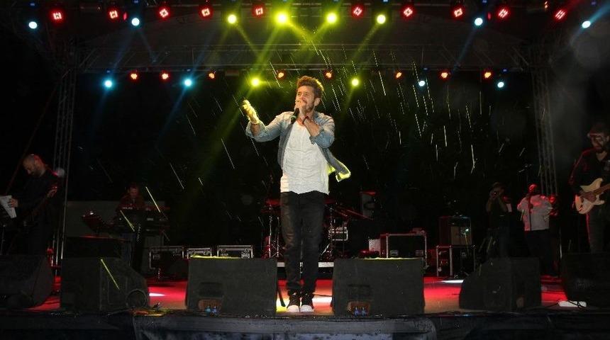 Binlerce Gen&ccedil; Sağanak Yağmur Altında Kolpa Grubu&rsquo;nu Dinledi