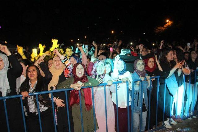 Binlerce Genç Sağanak Yağmur Altında Kolpa Grubu’nu Dinledi