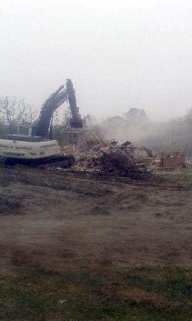 Şehit Annesi, Ruhsatsız Evinin Yıkılmasına Tepki Gösterdi