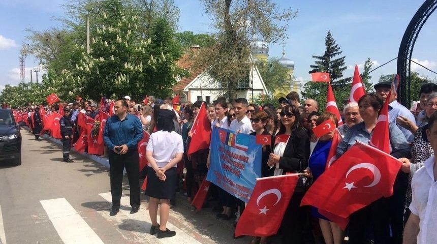 Başbakan Yıldırım, Gagavuz Halkı Tarafından T&uuml;rk Bayrakları İle Karşılandı