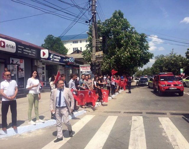 Başbakan Yıldırım, Gagavuz Halkı Tarafından T&uuml;rk Bayrakları İle Karşılandı 1