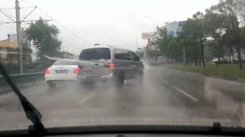 Yağmurda Kontrolden &Ccedil;ıkan Panelvan Direğe B&ouml;yle &Ccedil;arptı