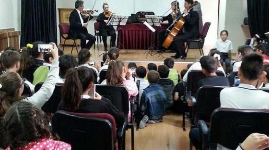 Klasik M&uuml;ziği &Ccedil;ocukların Ayağına G&ouml;t&uuml;r&uuml;yorlar