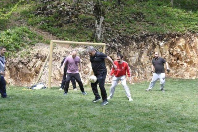 Mustafa Destici Kampta Futbol Oynadı, Ok Attı