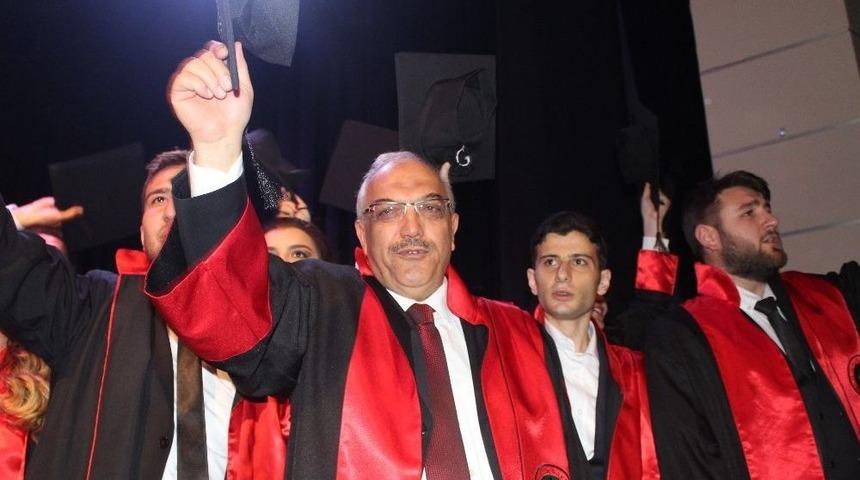 70 Yaşında Hukuk Fak&uuml;ltesinden Mezun Oldu