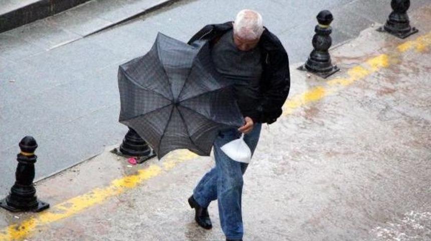 Bolu'da Şiddetli Yağmurda R&uuml;zgar Şemsiye A&ccedil;tırmadı
