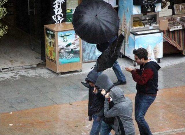 Bolu da Şiddetli Yağmurda R&uuml;zgar Şemsiye A&ccedil;tırmadı 1