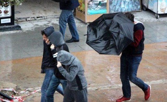 Bolu da Şiddetli Yağmurda R&uuml;zgar Şemsiye A&ccedil;tırmadı 3