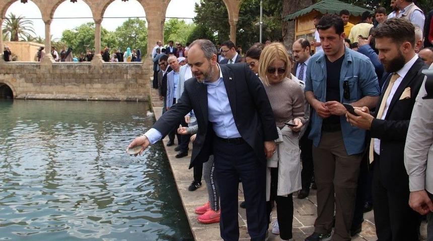 Bakan Kılı&ccedil;, Balıklıg&ouml;l&rsquo;&uuml; Ziyaret Ederek Balıklara Yem Attı