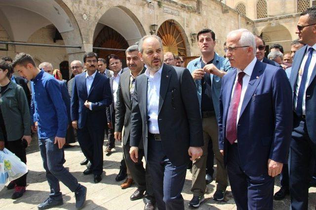 Bakan Kılıç, Balıklıgöl’ü Ziyaret Ederek Balıklara Yem Attı 1