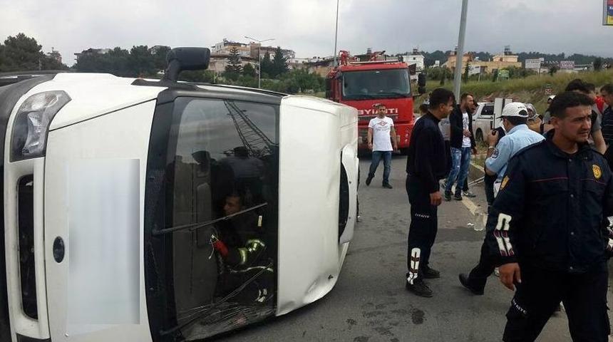 İskenderun&rsquo;da Kontrolden &Ccedil;ıkan Ara&ccedil; Takla Attı: 5 Yaralı