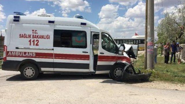 Konya'da Hasta Almaya Giden Ambulans Kaza Yaptı: 3 Yaralı