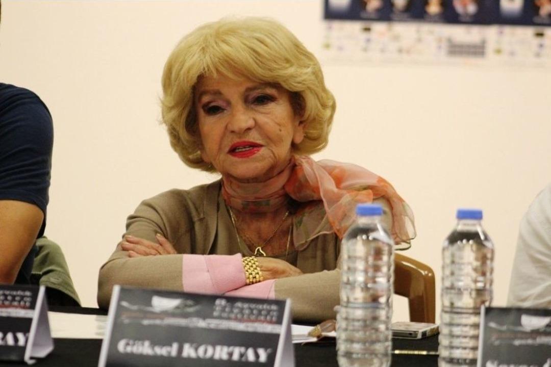 Ayvalık&rsquo;ta T&uuml;rk Tiyatrosu&rsquo;nun &Uuml;nl&uuml; İsimleri Seyirciyle S&ouml;yleşti