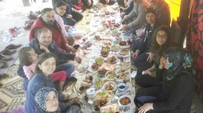 22 Kişilik Grubun Yakınındaki Ağaca D&uuml;şen Yıldırım Korkuttu