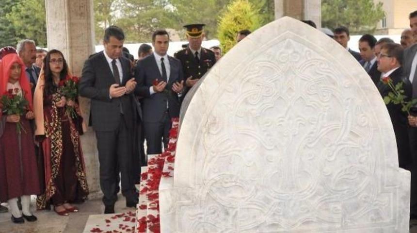 Yunus Emre Kabri Başında Anıldı