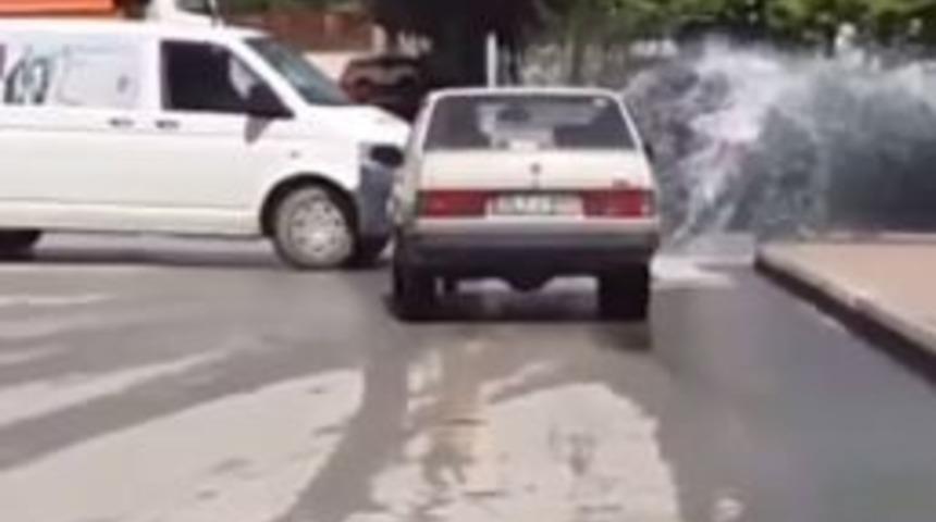 Patlayan Su Borusunu S&uuml;r&uuml;c&uuml;ler Oto Yıkamaya &Ccedil;evirdi