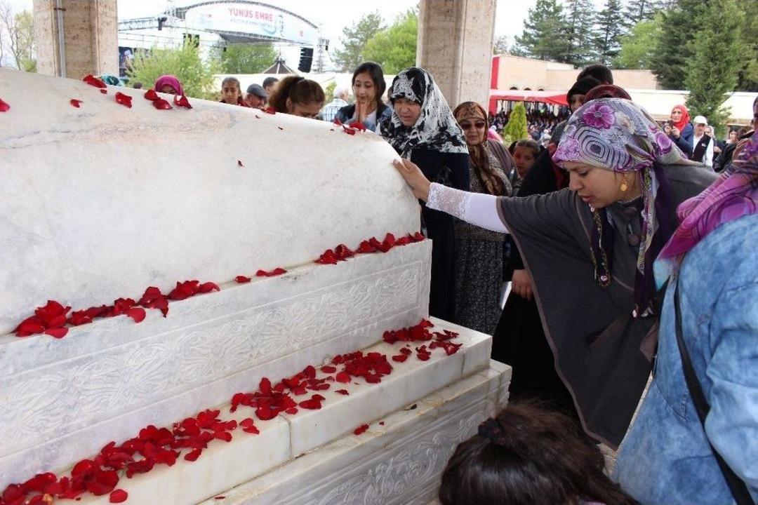 Yunus Emre G&uuml;llerle S&uuml;slenmiş Kabri Başında Y&acirc;d Edildi