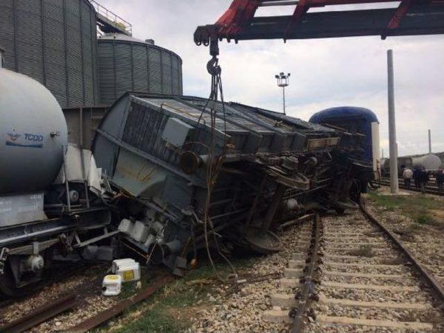 Kırıkkale'de Ilaçlama Yapan Tren Vagonu Devrildi:  Ölü, 3 Yaralı