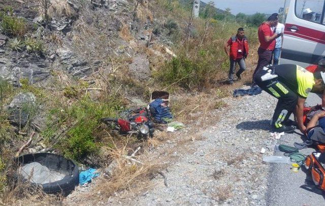 Milas’ta Kontrolden Çıkan Motosiklet Devrildi; 2 Yaralı