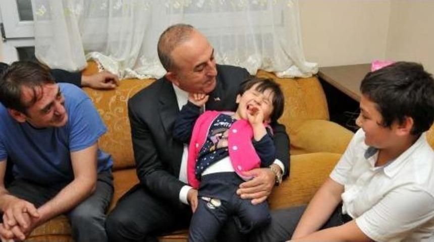 Bakan &Ccedil;avuşoğlu, &Ouml;zge'yi Ziyaret Etti