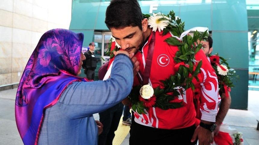 Şampiyon G&uuml;reş&ccedil;i Taha Akg&uuml;l, T&uuml;rkiye&rsquo;ye D&ouml;nd&uuml;