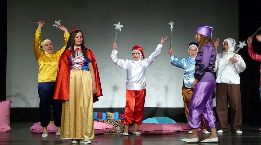 Okul Tiyatrosunda Bu Kez Veliler Oynadı