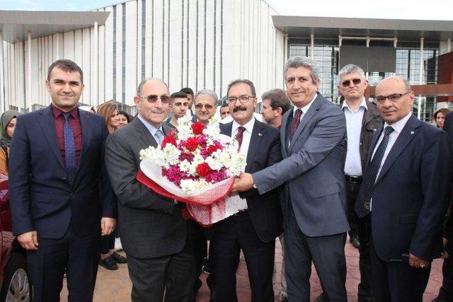 İşadamı M. Ali Topçuoğlu’ndan Gaün’lü Öğrencilere Araç Desteği