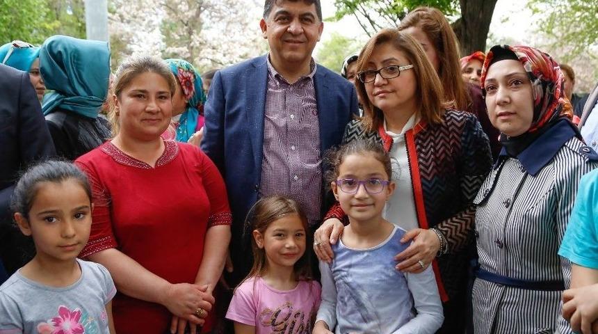 Şehitkamil Belediyesi Binlerce Vatandaşa Helva Dağıttı