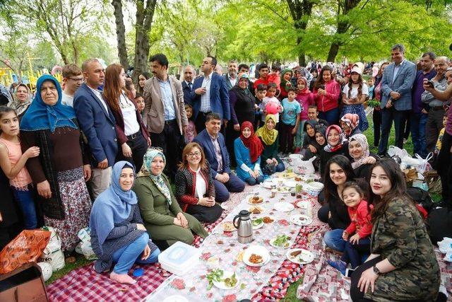 Şehitkamil Belediyesi Binlerce Vatandaşa Helva Dağıttı