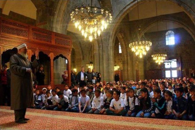 Erzurum'da 300 Ilkokul Öğrencisi Ulu Cami'de Buluştu