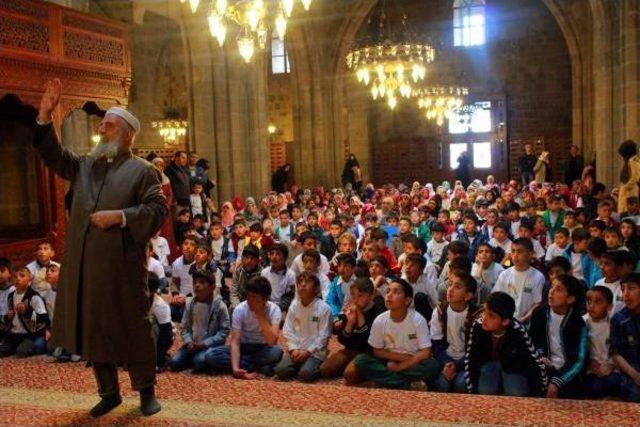 Erzurum'da 300 Ilkokul Öğrencisi Ulu Cami'de Buluştu