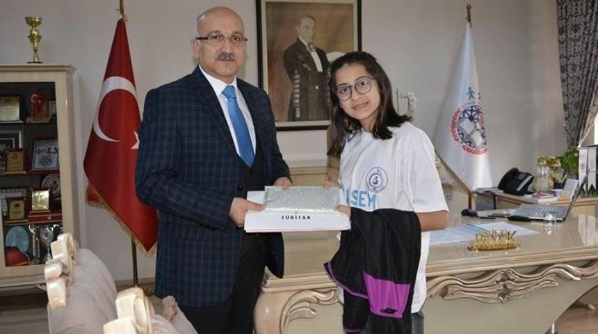 Milli Eğitim M&uuml;d&uuml;r&uuml; B&uuml;y&uuml;k&rsquo;ten T&uuml;bitak B&ouml;lge Birincisi &Ccedil;oban&rsquo;a &Ouml;d&uuml;l