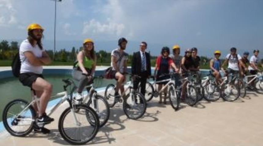 Burhaniye&rsquo; De &Uuml;niversiteliler Bisiklet Turuna Katıldı