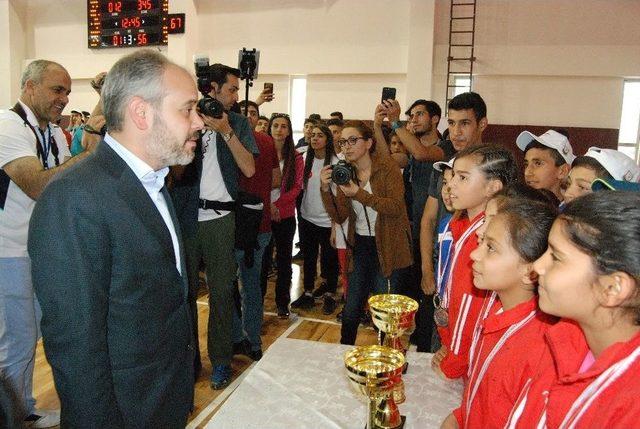 Bakan Kılıç, Yenice Spor Salonu’nun Açılışını Yaptı