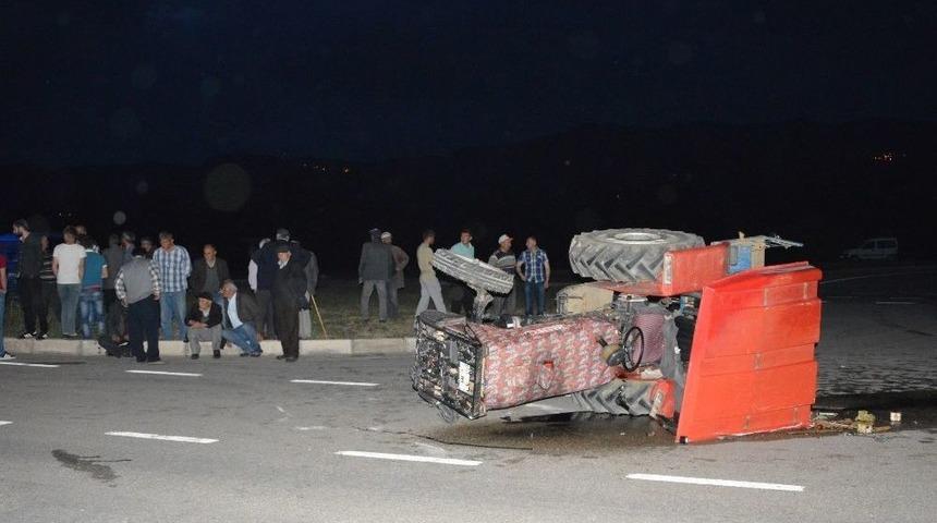 Tokat&rsquo;ta Otomobille Trakt&ouml;r &Ccedil;arpıştı: 2 Yaralı
