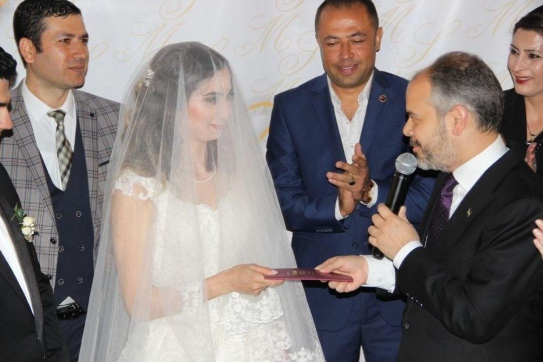 Bakan Kılı&ccedil; Nikah Şahidi Oldu, D&uuml;ğ&uuml;nde Halay &Ccedil;ekti