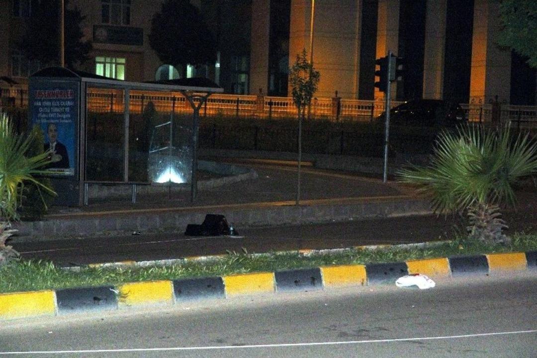 Kaldırımdaki Ş&uuml;pheli Poşetten &Ccedil;&ouml;p &Ccedil;ıktı