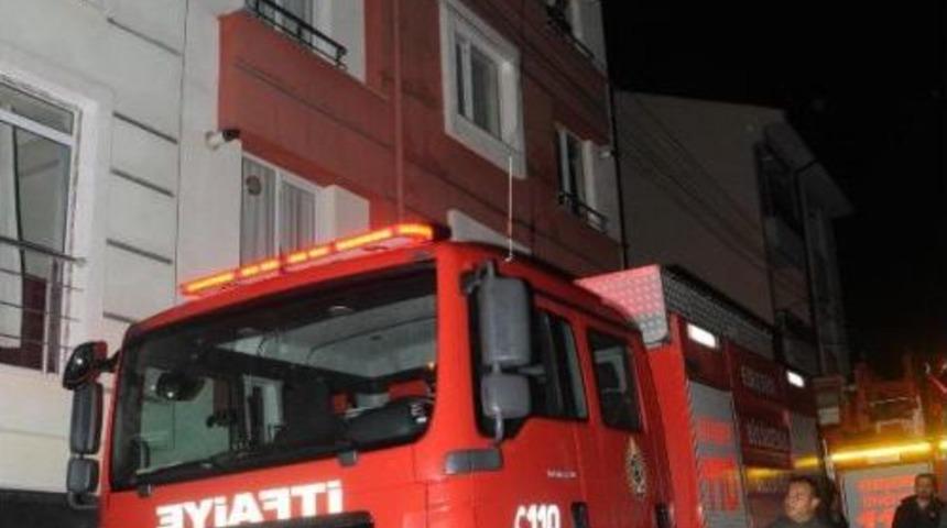 Yangında, Dumandan Zehirlenip &Ouml;ld&uuml;