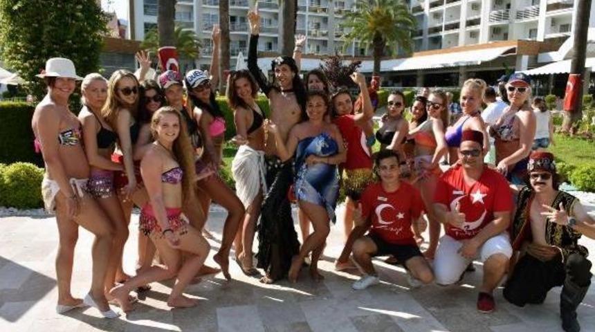 Turistler Oryantal Dans Eğitimli Eğlence
