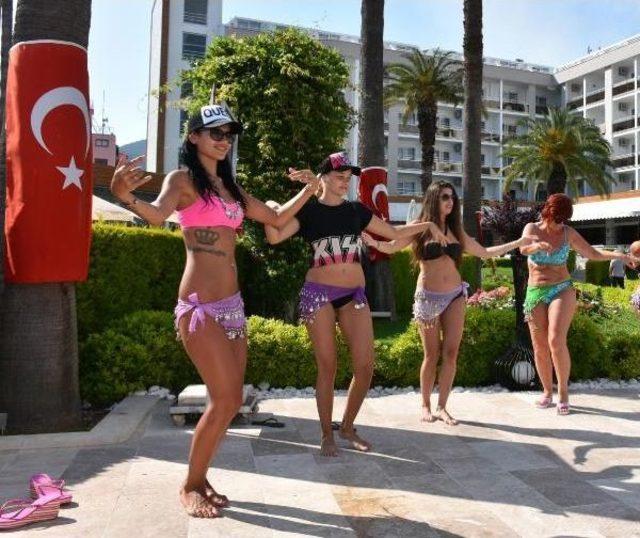 Turistler Oryantal Dans Eğitimli Eğlence