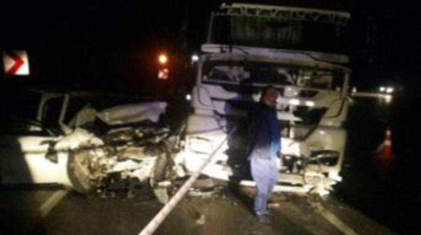 Kamyon Ile &Ccedil;arpışan Otomobilde 2 &Ouml;l&uuml;