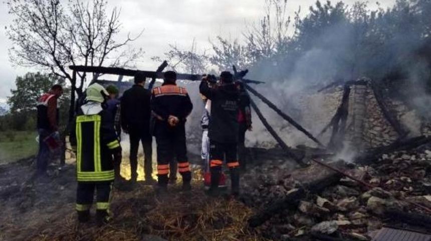 Yanan Evde Yaşamını Yitirdi