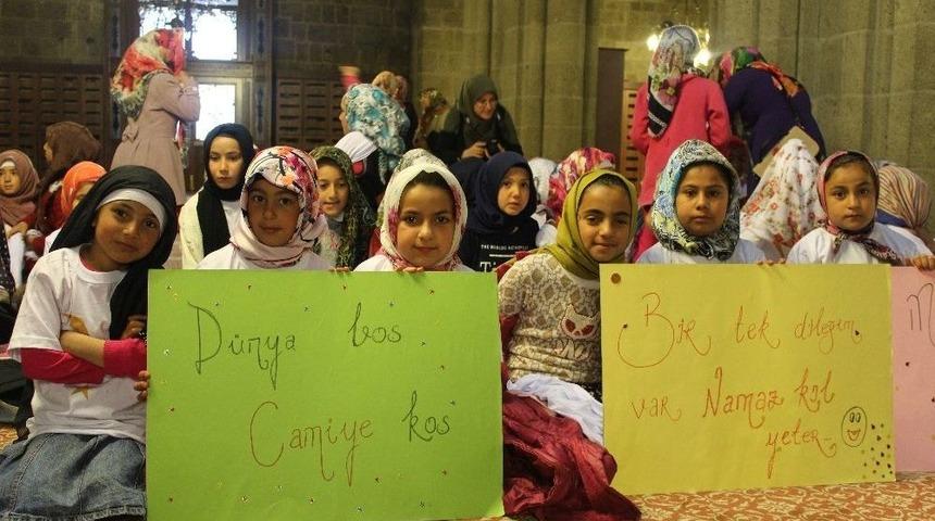 Erzurum’da İlkokul Öğrencileri Camii’de Buluştu