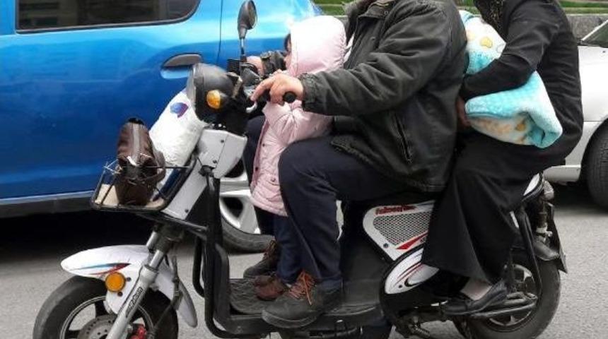 4 Kişilik Ailenin Elektrikli Motosikletle Tehlikeli Yolculuğu