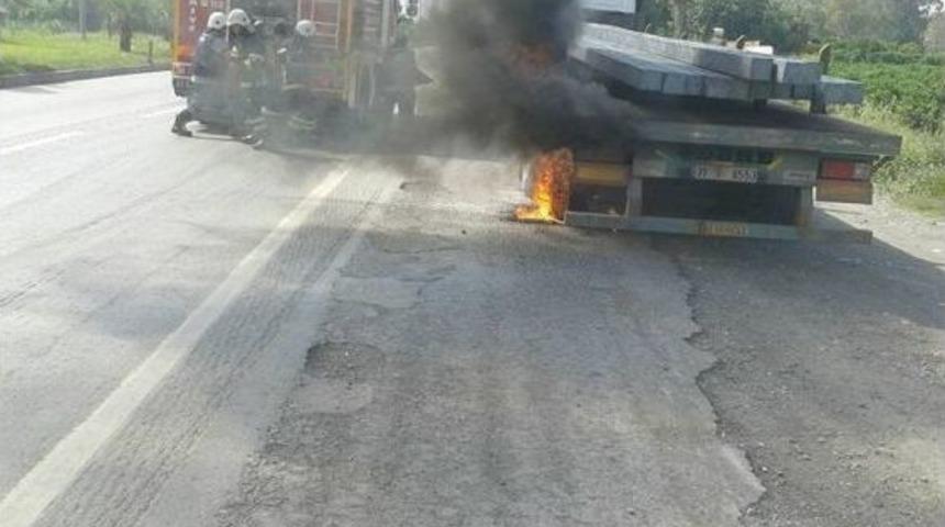 Seyir Halindeki Tırın Lastiği Yandı