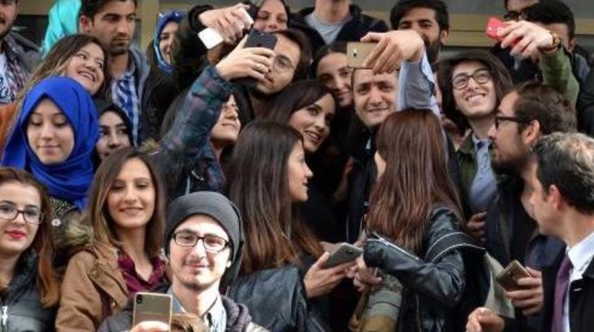 Nazlı &Ccedil;elik, Erzurum'da &Uuml;niversitelilerle Biraraya Geldi