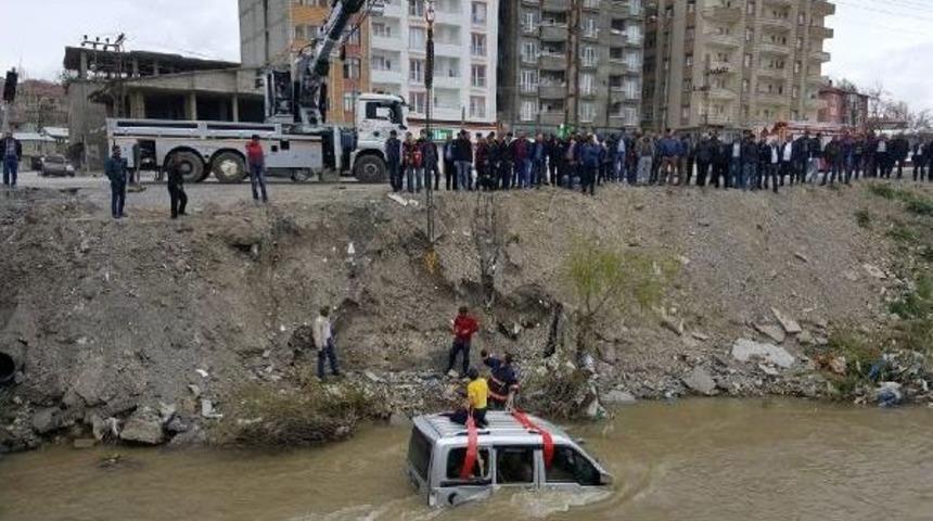 Y&uuml;ksekova'da Ara&ccedil; Dereye U&ccedil;tu: 2 Yaralı