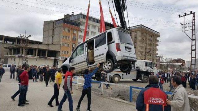 Yüksekova'da Araç Dereye Uçtu: 2 Yaralı