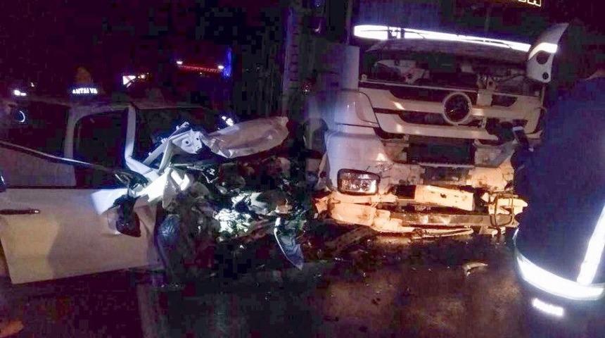 Antalya&rsquo;da Trafik Kazası: 2 &Ouml;l&uuml;