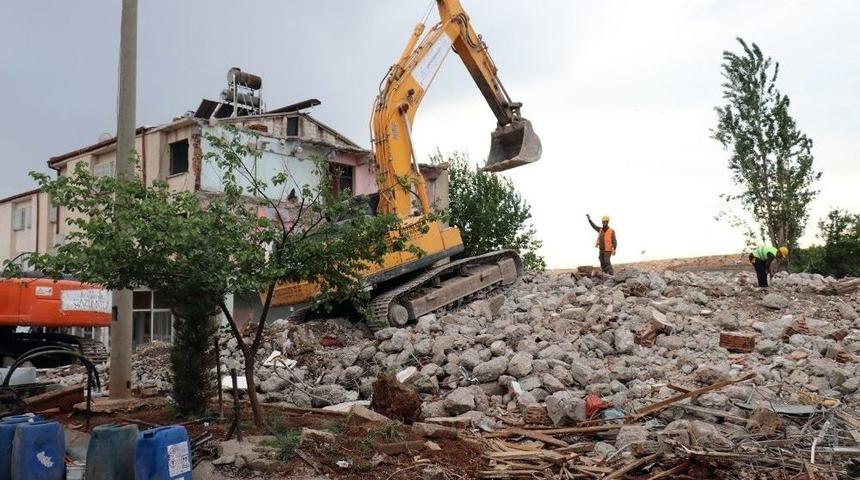 Yaşam Alanı İ&ccedil;erisinde Kalan Genelev Yıkıldı